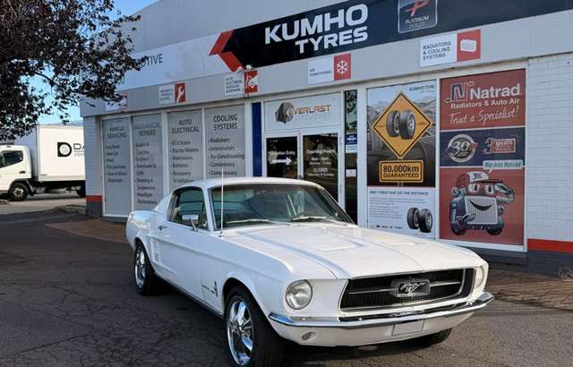 Everlast Automotive workshop gallery image