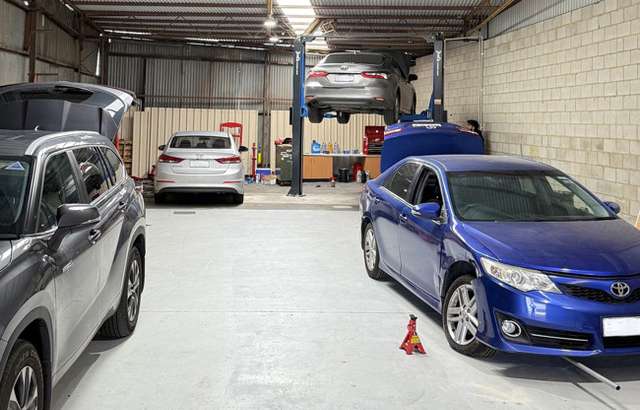 GT Automotive SA workshop gallery image