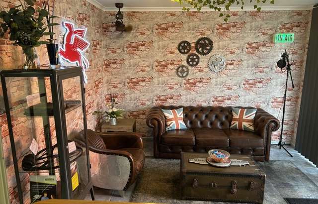 Azzco Deluxe Garage workshop gallery image