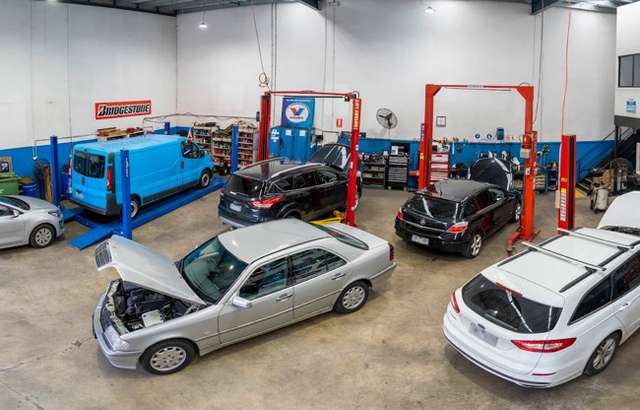 Azzco Deluxe Garage workshop gallery image