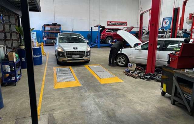 Azzco Deluxe Garage workshop gallery image