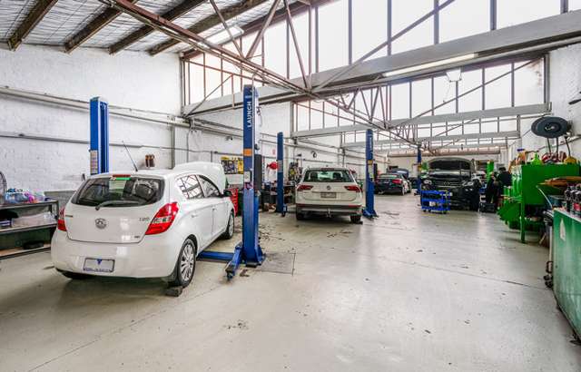 Ultra Tune Kew workshop gallery image