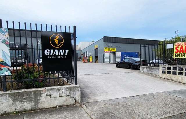 Giant Smash Repair workshop gallery image