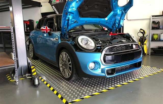 DNA Racing Tech workshop gallery image