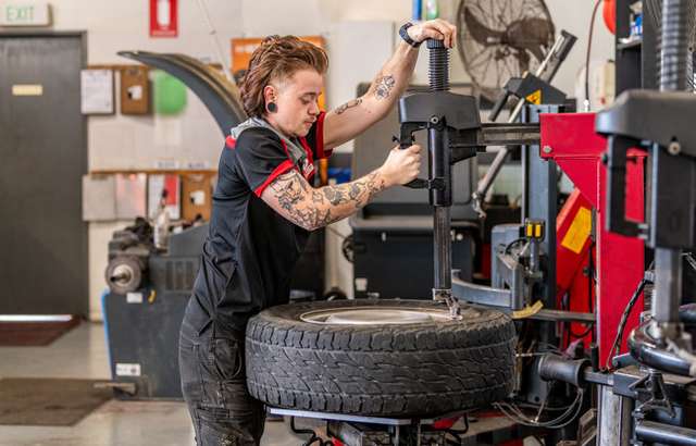 Bridgestone Select Tyre & Auto Geebung workshop gallery image