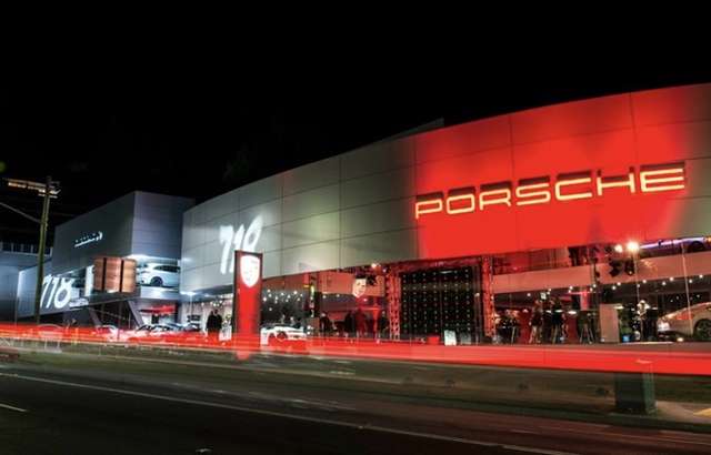 Porsche Centre Willoughby workshop gallery image