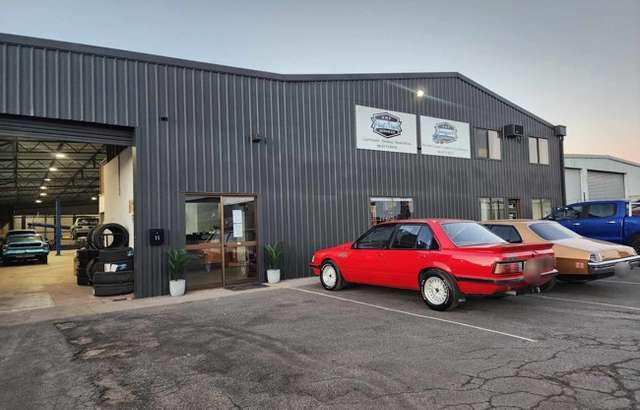 K&E Paint and Panel Services workshop gallery image