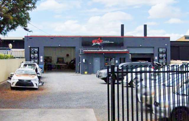 Star Crash & Automotives workshop gallery image