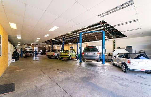 M & R Auto Care workshop gallery image