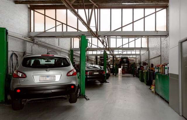 Ultra Tune Kew workshop gallery image