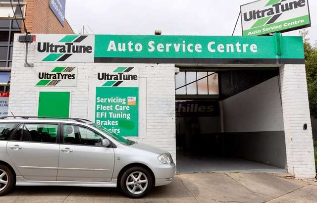 Ultra Tune Kew workshop gallery image