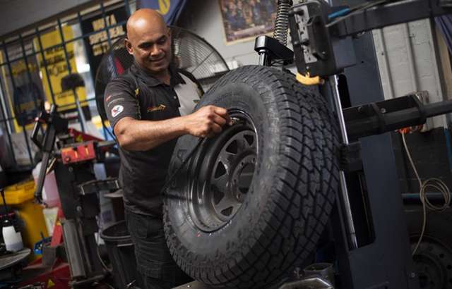 Dunlop Super Dealer Heidelberg West workshop gallery image