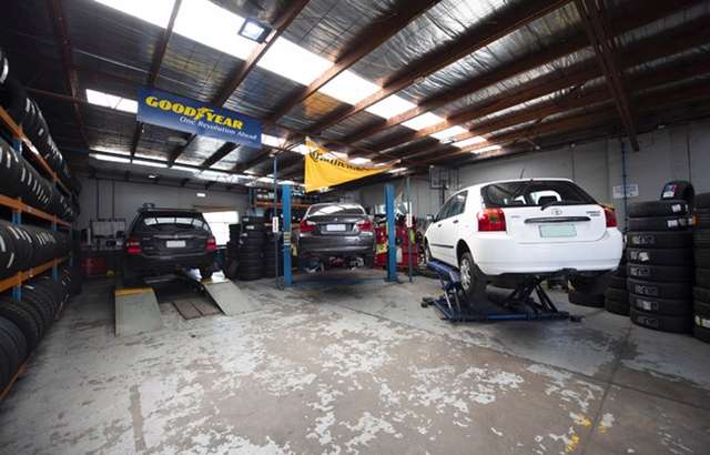 Dunlop Super Dealer Heidelberg West workshop gallery image