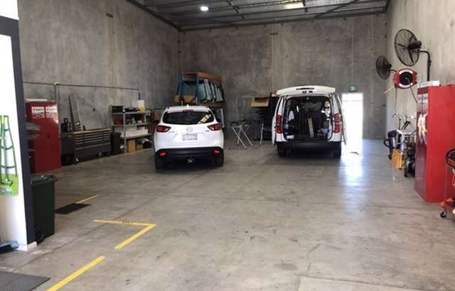 Morayfield Autoglass workshop gallery image