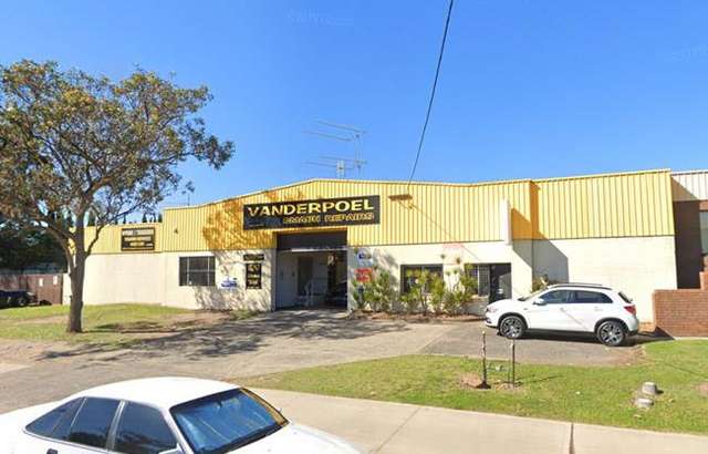 Vanderpoel Smash Repairs workshop gallery image