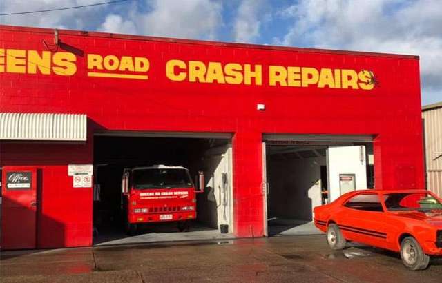 Queens Road Crash Repairs workshop gallery image