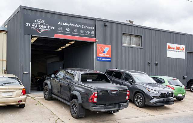 GT Automotive SA workshop gallery image
