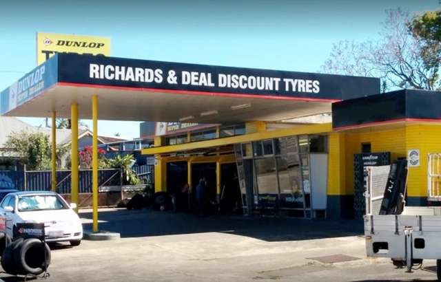 Dunlop Super Dealer Mayfield workshop gallery image