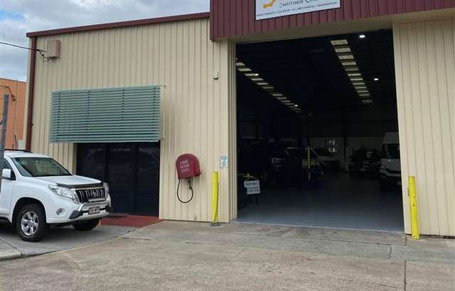 B & E Auto And Daily Service workshop gallery image